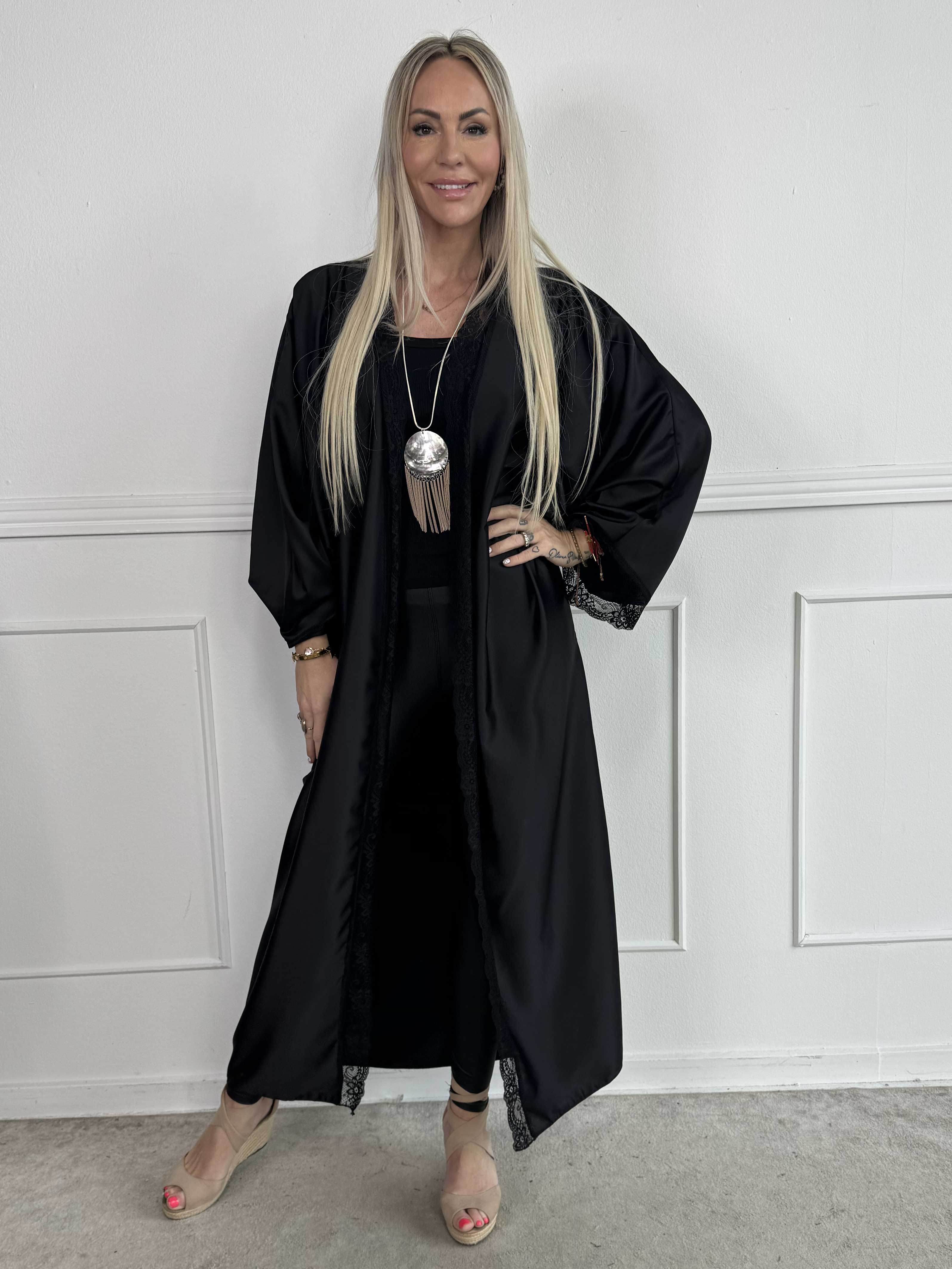 Deiene - Lang kimono i silkelook med elegant blondekant for et let og sofistikeret udtryk
